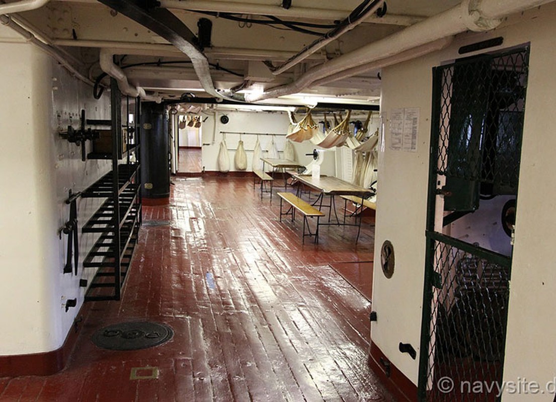 Kham pha noi that tuan duong ham bao ve USS Olympia-Hinh-6